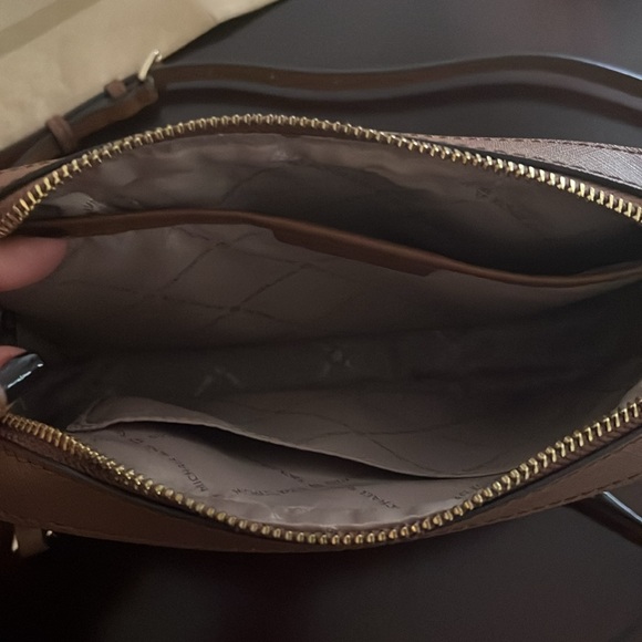 Michael Kors Jet Set Large Printed Logo Crossbody Bag. - Picture 4 of 5